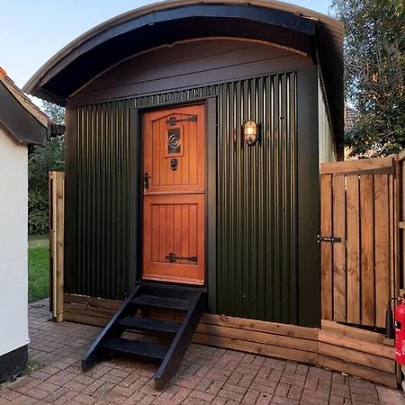 The Holly Hut Hotell Burton  Exteriör bild