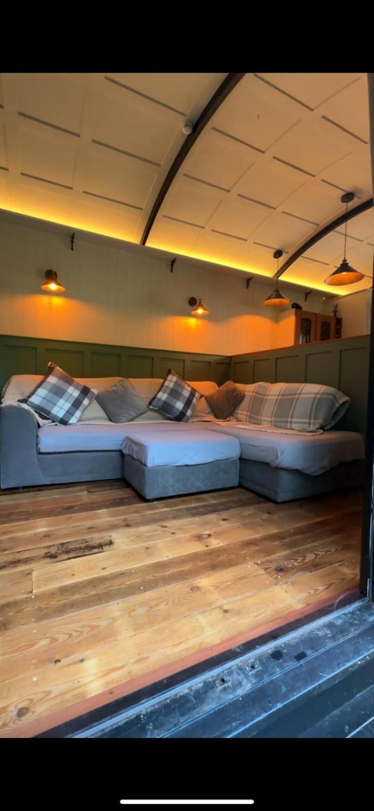 The Holly Hut Hotell Burton  Exteriör bild