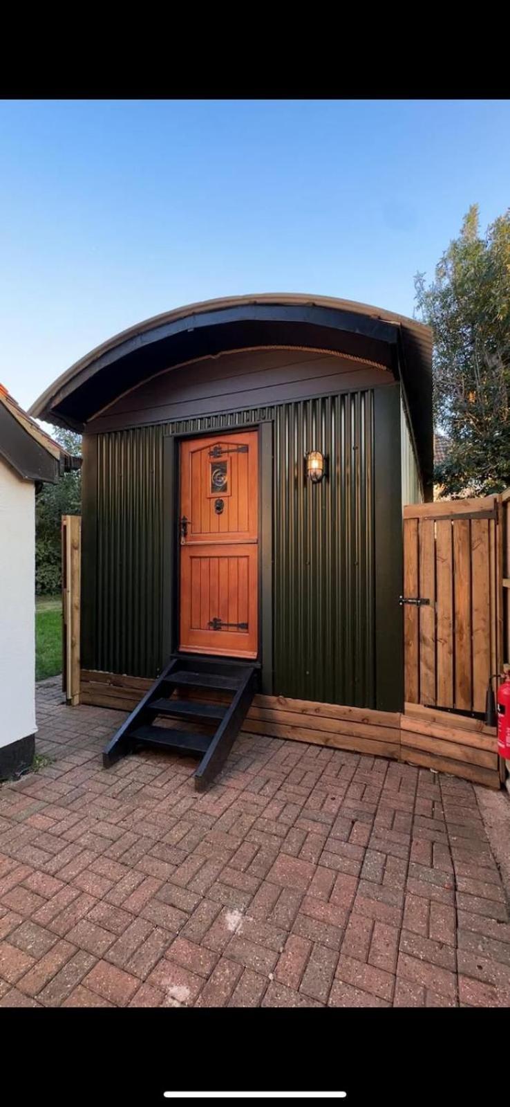 The Holly Hut Hotell Burton  Exteriör bild