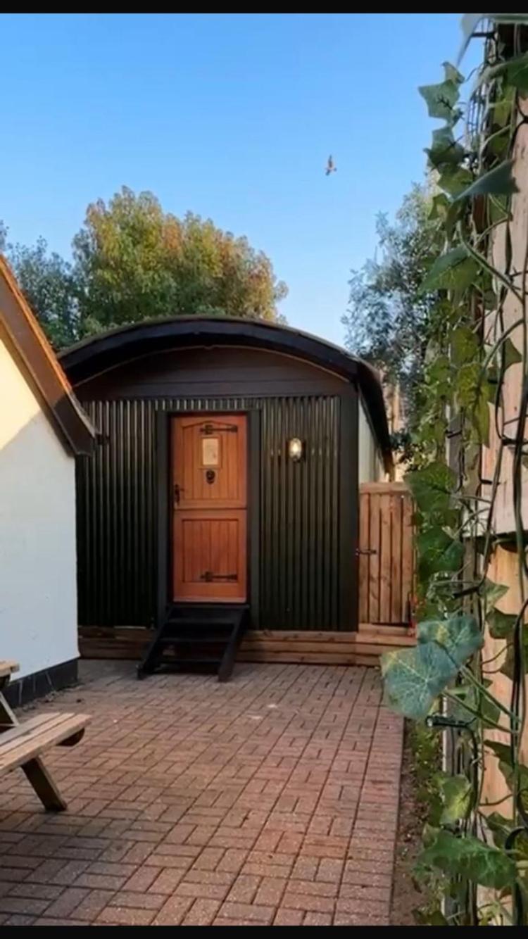 The Holly Hut Hotell Burton  Exteriör bild